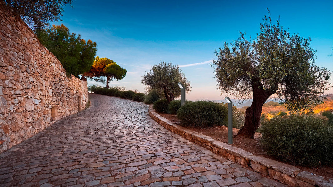 Strada che porta ad una Villa con lampade Tao Luce Zen Doubleside