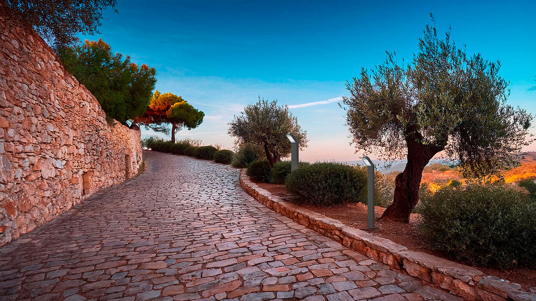 Vialetto in pietra che conduce a una villa, illuminato da lampioni da giardino Tao Luce Zen Doubleside