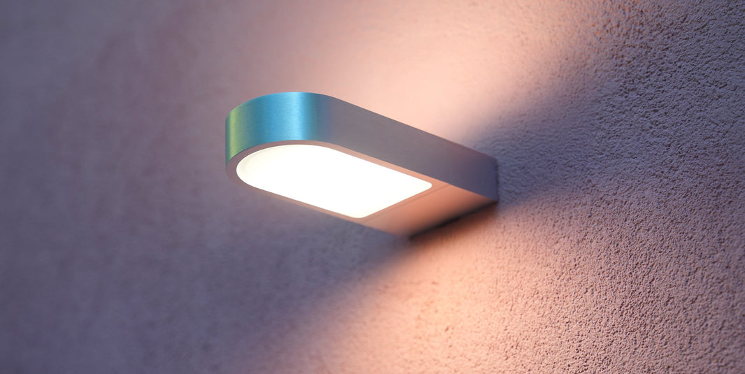 Faretto da parete Tao Luce Bridge che illumina un terrazzo di design di ser