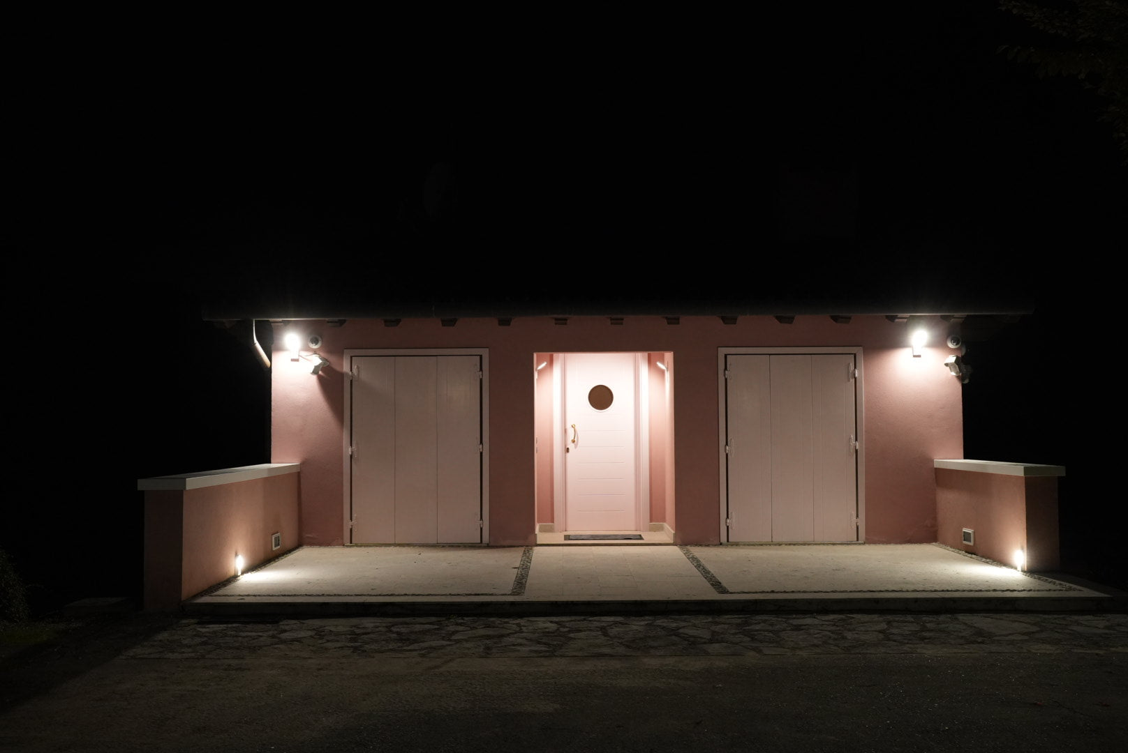 immagine in evidenza Lampada da parete per esterno a LED a doppia emissione su facciata